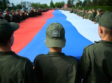 Стометровый флаг России развернули на Мамаевом кургане курсанты Центра «ВОИН»