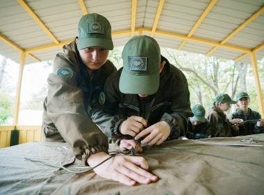 Хабаровских курсантов научили плести браслеты выживания