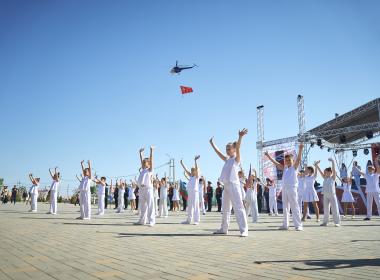 Дмитрий Шевченко встретился с семьей Абдуллиных, представляющих Центр «ВОИН» в финале «Семейной зарницы»