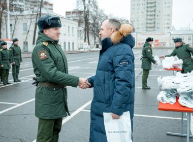 Директор Центра «ВОИН» Дмитрий Шевченко вручил курсантам Военного университета сертификаты об окончании обучения