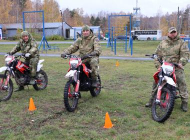 Тюменские инструкторы Центра «ВОИН» пересели на питбайки