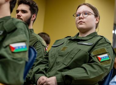 Герой РФ Степан Белов пообщался с курсантами и подарил Центру «ВОИН» флаг танковых войск